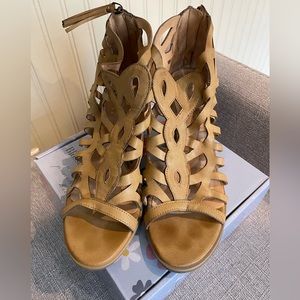 Short block heel zip up. Sandal US size 8.5